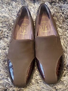 Clarks Buff Slip-On Flats with Dark Brown Patent Croc Accents sz 6.5